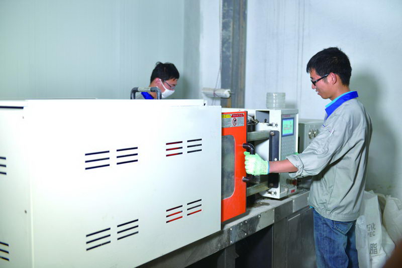Xinming technical staff in Masterbatch injection test